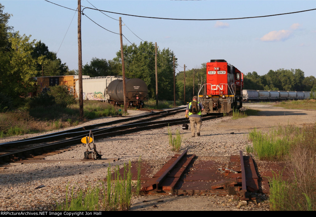 The crew for L549 heads toward GTW 5931 as the old Kilgore Yard scale sits disconnected